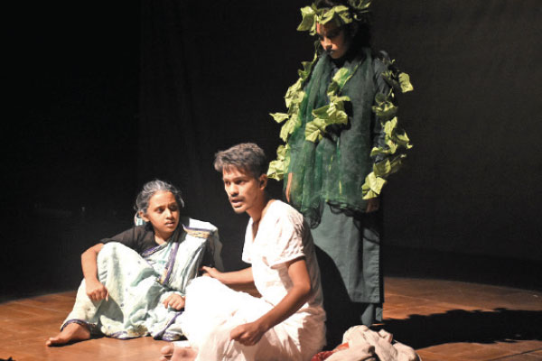 বৃষ্টিভেজা রাজধানীতে শিল্পের সুষমা