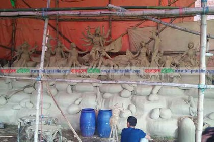 মৌলভীবাজারের দুর্গা মণ্ডপে চলছে মাটি ও রংয়ের কাজ 