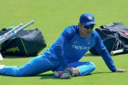 চোটের জন্যই ভারতীয় দলের বাইরে ধোনি