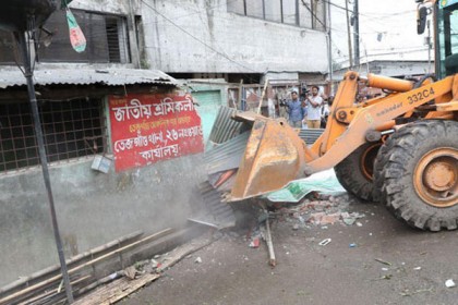 রাজধানীতে শ্রমিক লীগের কার্যালয় গুঁড়িয়ে দিয়েছে ডিএনসিসি