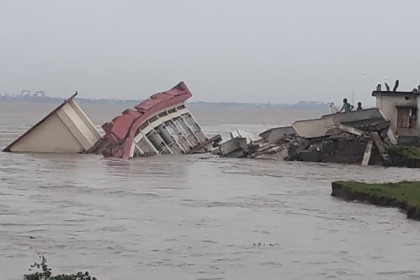 শিবচরের চরাঞ্চলে শতাধিক ঘরবাড়ি পদ্মায় বিলীন

