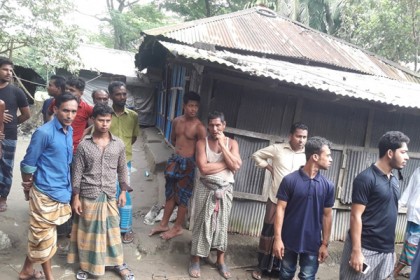 নোয়াখালীতে ইউপি চেয়ারম্যানের যোগসাজসে বাড়িঘরে হামলা 


