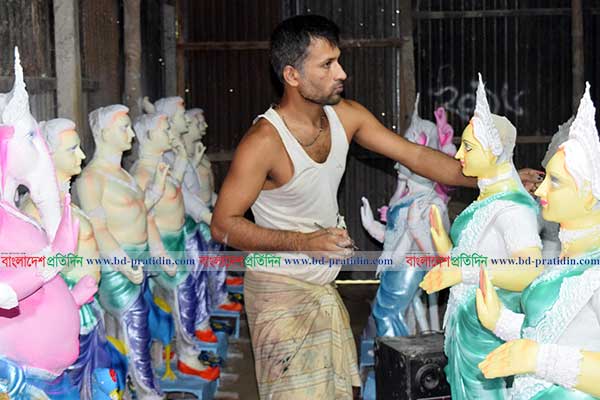 সিরাজগঞ্জে শেষ মুহূর্তে ব্যস্ত প্রতিমা কারিগররা