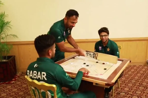 ব্যাট দিয়ে ক্যারাম খেলায় বাগড়া ওয়াহাব রিয়াজের (ভিডিও)