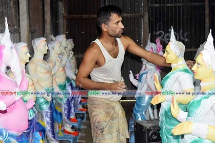 সিরাজগঞ্জে শেষ মুহূর্তে ব্যস্ত প্রতিমা কারিগররা