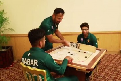 ব্যাট দিয়ে ক্যারাম খেলায় বাগড়া ওয়াহাব রিয়াজের (ভিডিও)