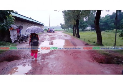 গর্তে ভরা রাস্তা, যেন এক মরণ ফাঁদ!