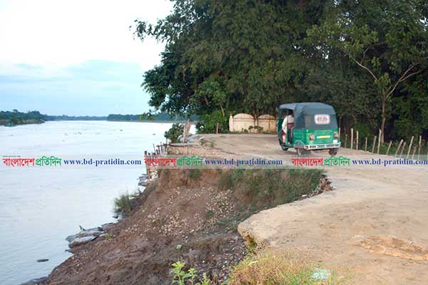 নদী গর্ভে রাস্তা-ঘাট, তবুও থামছে না বালু উত্তোলন