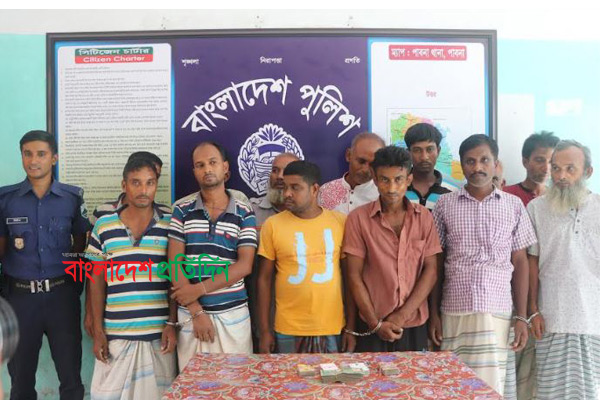 পাবনায় পুলিশি অভিযানে ১৩ জুয়াড়ি আটক