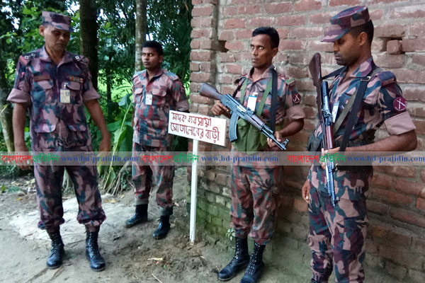 ৮ বাড়িতে 'মাদক ব্যবসায়ীর বাড়ি' সাইনবোর্ড লাগিয়ে দিল বিজিবি