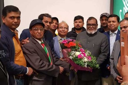 মুক্তিযুদ্ধ বিষয়ক মন্ত্রীকে ভিয়েনায় ফুলেল শুভেচ্ছা