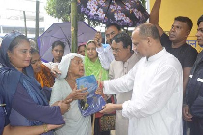 বাগমারায় সনাতন ধর্মাবলম্বীদের মাঝে উপহার বিতরণ