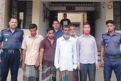 রাজবাড়ীতে নগদ টাকাসহ পাঁচ জুয়াড়ি গ্রেফতার