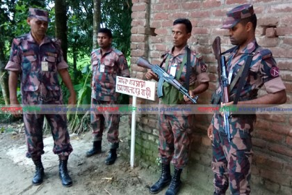 ৮ বাড়িতে 'মাদক ব্যবসায়ীর বাড়ি' সাইনবোর্ড লাগিয়ে দিল বিজিবি