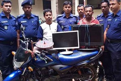 বোয়ালমারীতে আসর থেকে দুই জুয়াড়ি আটক