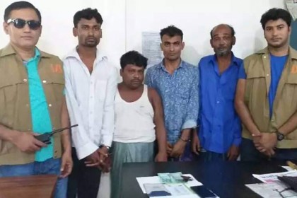 নোয়াখালীতে ডিবির হাতে গাড়ি ছিনতাই চক্রের ৪ সদস্য আটক 