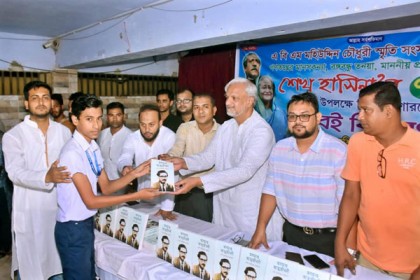 শেখ হাসিনার জন্মদিনে বঙ্গবন্ধুর 'অসমাপ্ত আত্মজীবনী' বিতরণ