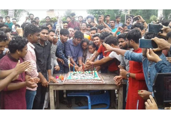 প্রধানমন্ত্রীর জন্মদিন উদযাপন বশেমুরবিপ্রবির আন্দোলনরত শিক্ষার্থীদের 

