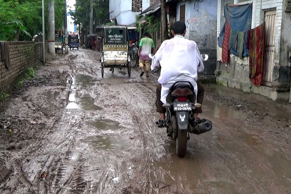 নওগাঁ শহরের অধিকাংশ রাস্তা বেহাল দশা, দুর্ভোগ