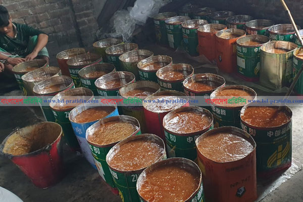 নাটোরে ভেজাল গুড় তৈরীর কারখানার সন্ধান 