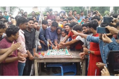 প্রধানমন্ত্রীর জন্মদিন উদযাপন বশেমুরবিপ্রবির আন্দোলনরত শিক্ষার্থীদের 

