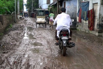 নওগাঁ শহরের অধিকাংশ রাস্তা বেহাল দশা, দুর্ভোগ