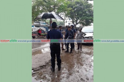 নাটোরে রাজশাহীগামী গাড়ী থামিয়ে পুলিশ ও আওয়ামী লীগের পৃথক তল্লাশী