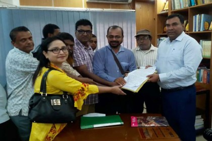 ঠাকুরগাঁওয়ে ৫ দফা দাবিতে সরকারি কর্মচারীদের বিক্ষোভ