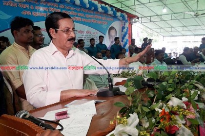 আওয়ামী লীগে যেন কোনো মীরজাফর ঢুকতে না পারে: শেখ সেলিম
