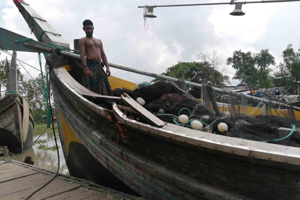 বঙ্গোপসাগরে ট্রলিং ট্রলারের ধাক্কায় ফিশিং ট্রলারের ৩ জেলে নিখোঁজ