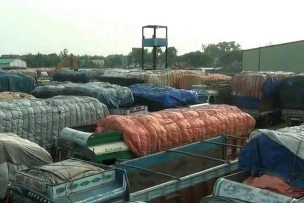 বাংলাদেশে প্রবেশের অপেক্ষায় পেট্রাপোলে শতাধিক পিয়াজ বোঝাই ট্রাক আটকা