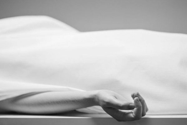 জেলেকে পিটিয়ে, ঘরে ঢুকে গৃহবধূকে হত্যা