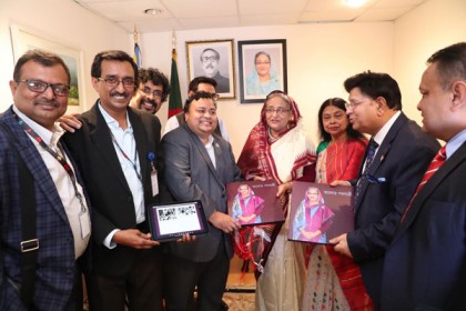 প্রধানমন্ত্রীর জন্মদিনে স্মারক গ্রন্থ ‘আলোর পথযাত্রী’র মোড়ক উন্মোচন 