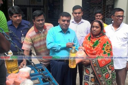 দুর্গোৎসব উপলক্ষে বরিশাল নগরীতে ভোগ্যপণ্য বিক্রি শুরু টিসিবি'র