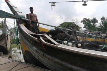 বঙ্গোপসাগরে ট্রলিং ট্রলারের ধাক্কায় ফিশিং ট্রলারের ৩ জেলে নিখোঁজ