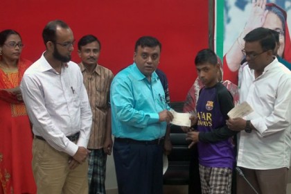 বরিশালে ১৯ অসহায়-দুঃস্থকে আর্থিক সহায়তা 