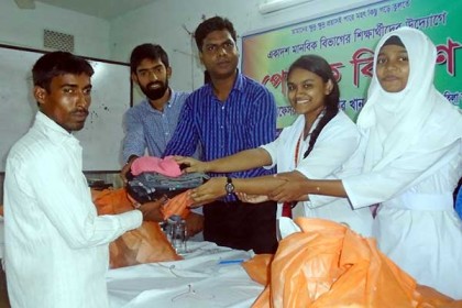 ঝালকাঠিতে শিক্ষার্থীদের উদ্যোগে পোশাক পেল ৫৬ দরিদ্র পরিবার