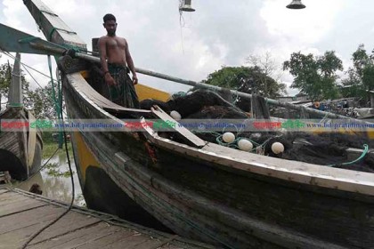 বঙ্গোপসাগরে দুই ট্রলারের সংঘর্ষে ৩ জেলে নিখোঁজ, আহত ৪
