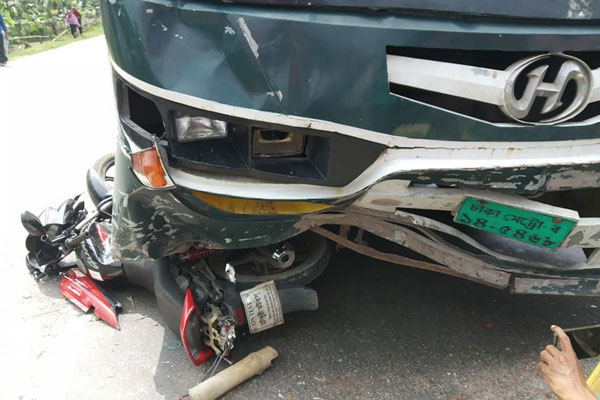 মোটরসাইকেলে বাসের ধাক্কা, আইনজীবী নিহত