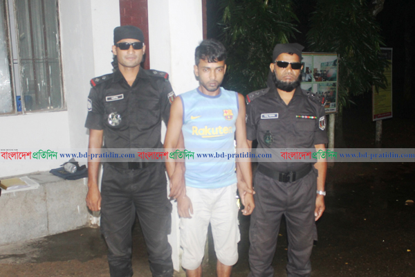 নেত্রকোনার দুর্গাপুরে বিদেশি মদসহ আটক ১