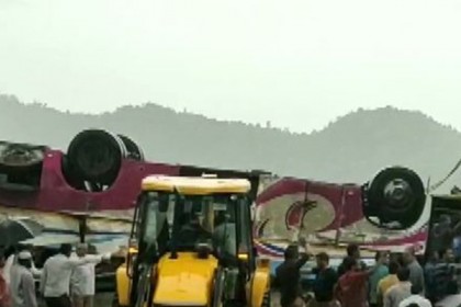 ভারতের গুজরাটে বাস উল্টে নিহত ২১