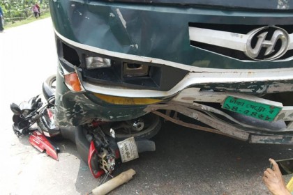 মোটরসাইকেলে বাসের ধাক্কা, আইনজীবী নিহত