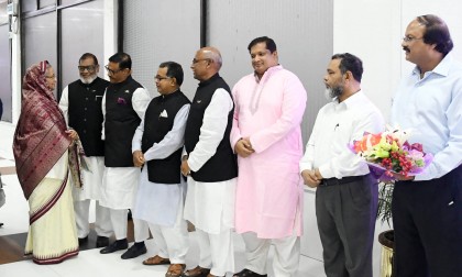 দেশে ফিরেছেন প্রধানমন্ত্রী