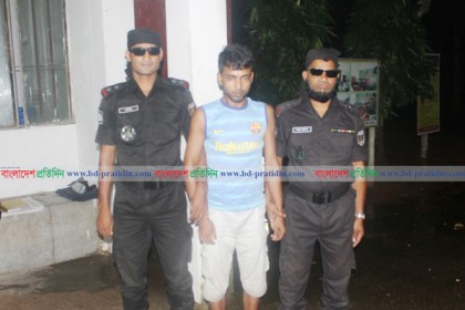 নেত্রকোনার দুর্গাপুরে বিদেশি মদসহ আটক ১