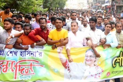প্রধানমন্ত্রীর জন্মদিন উপলক্ষে বগুড়ায় ছাত্রলীগের শোভাযাত্রা 

