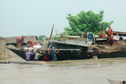 পদ্মার পানি বাড়ছে, সরানো হচ্ছে চরের বাসিন্দাদের
