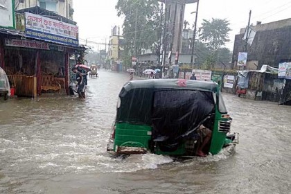 টানা বর্ষণে জলাবদ্ধতায় নাকাল সুনামগঞ্জ পৌর এলাকা