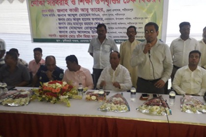 বে‌দে পল্লী‌ শিক্ষার্থী‌দের নৌকা ও শিক্ষা উপবৃ‌ত্তির চেক বিতরণ