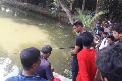 পুকুরে মাছ ধরে সময় কাটালেন মোস্তাফিজ