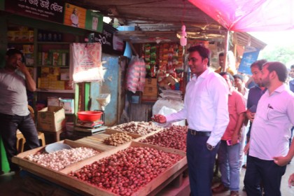 ভালুকায় পেঁয়াজের বাজারে অভিযান

